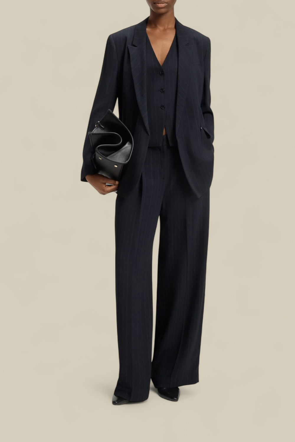 תמונת כל הלוק של מכנסיים מחוייטים